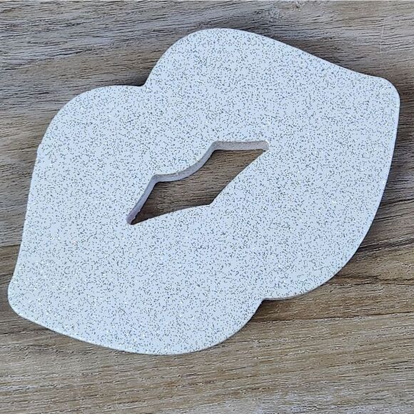 🩵NWOT White Sparkly Wooden Lips Tabletop/Wall Decor Accent - Picture 1 of 5